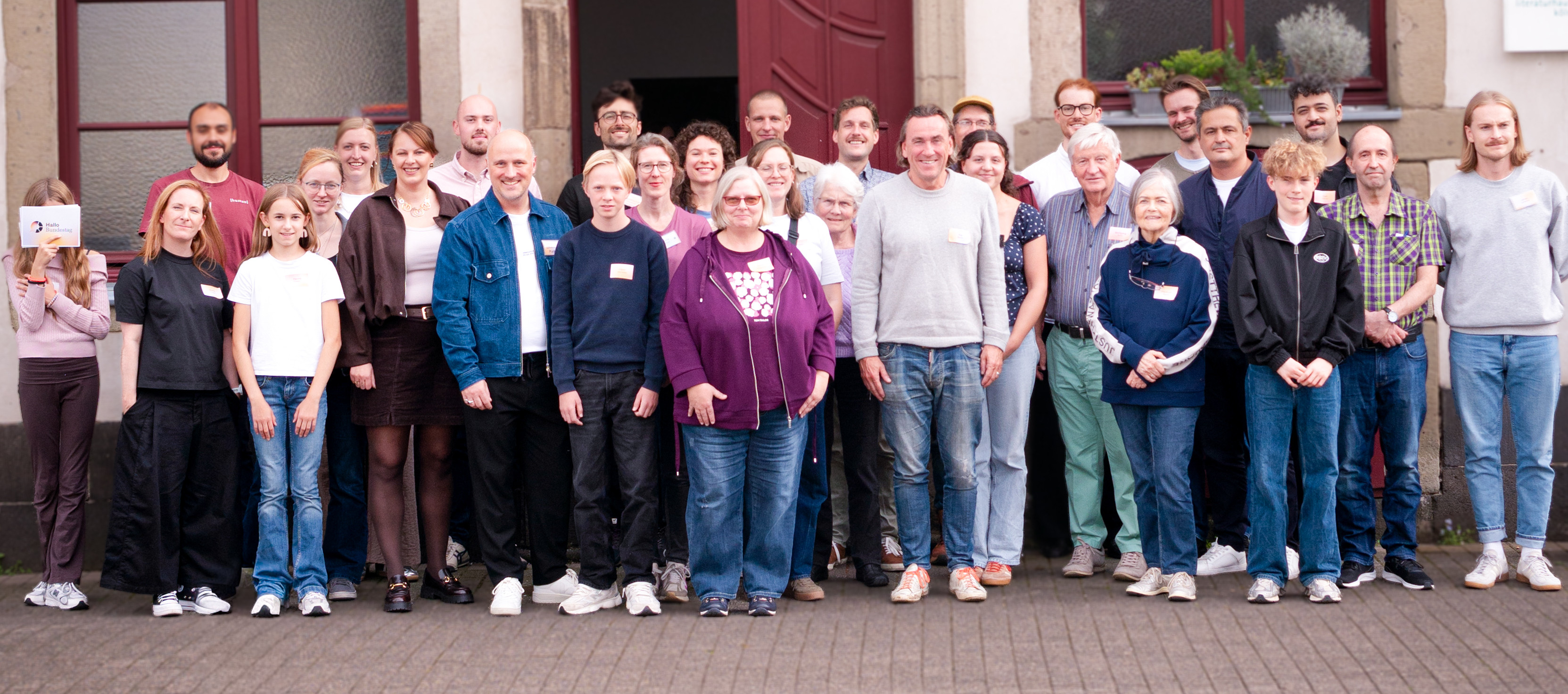 Ausgeloste Teilnehmende, das Team von Hallo Bundestag, Svenja Stadler und das Team vom Freilichtmuseum am Kiekeberg auf einem Gruppenfoto