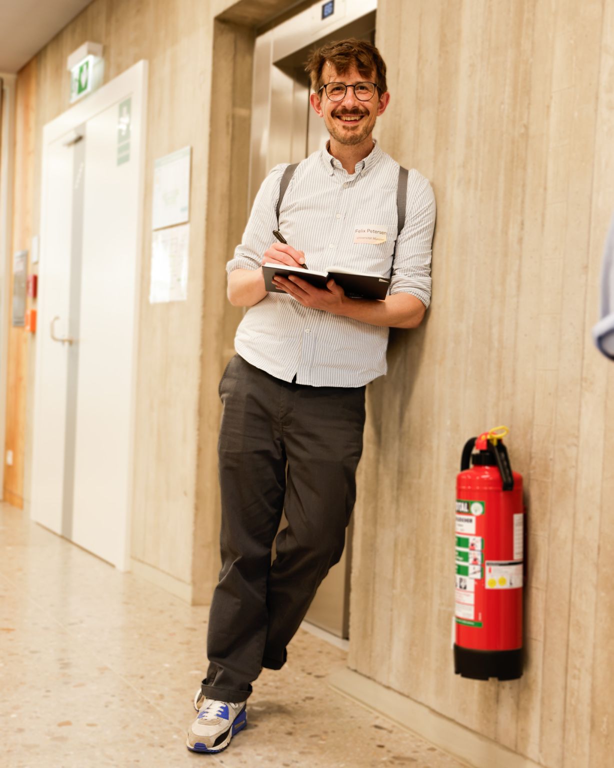 Ein Mann lehnt an einer Wand