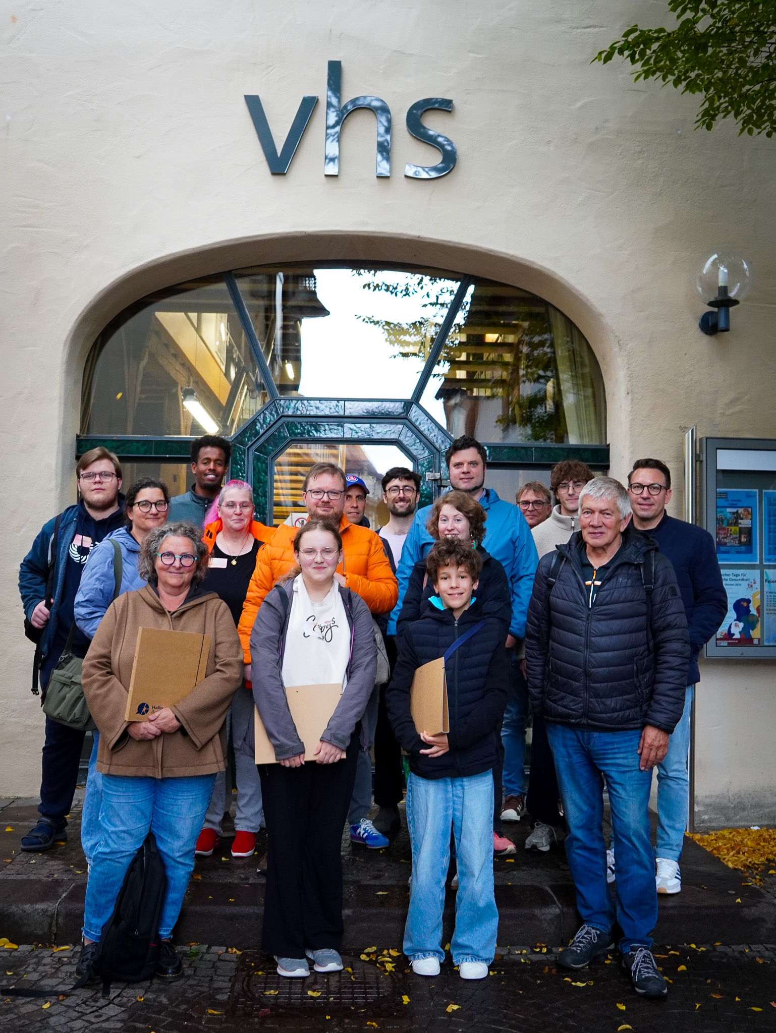 Ausgeloste Teilnehmende, das Team von Hallo Bundestag, Svenja Stadler und das Team vom Freilichtmuseum am Kiekeberg auf einem Gruppenfoto