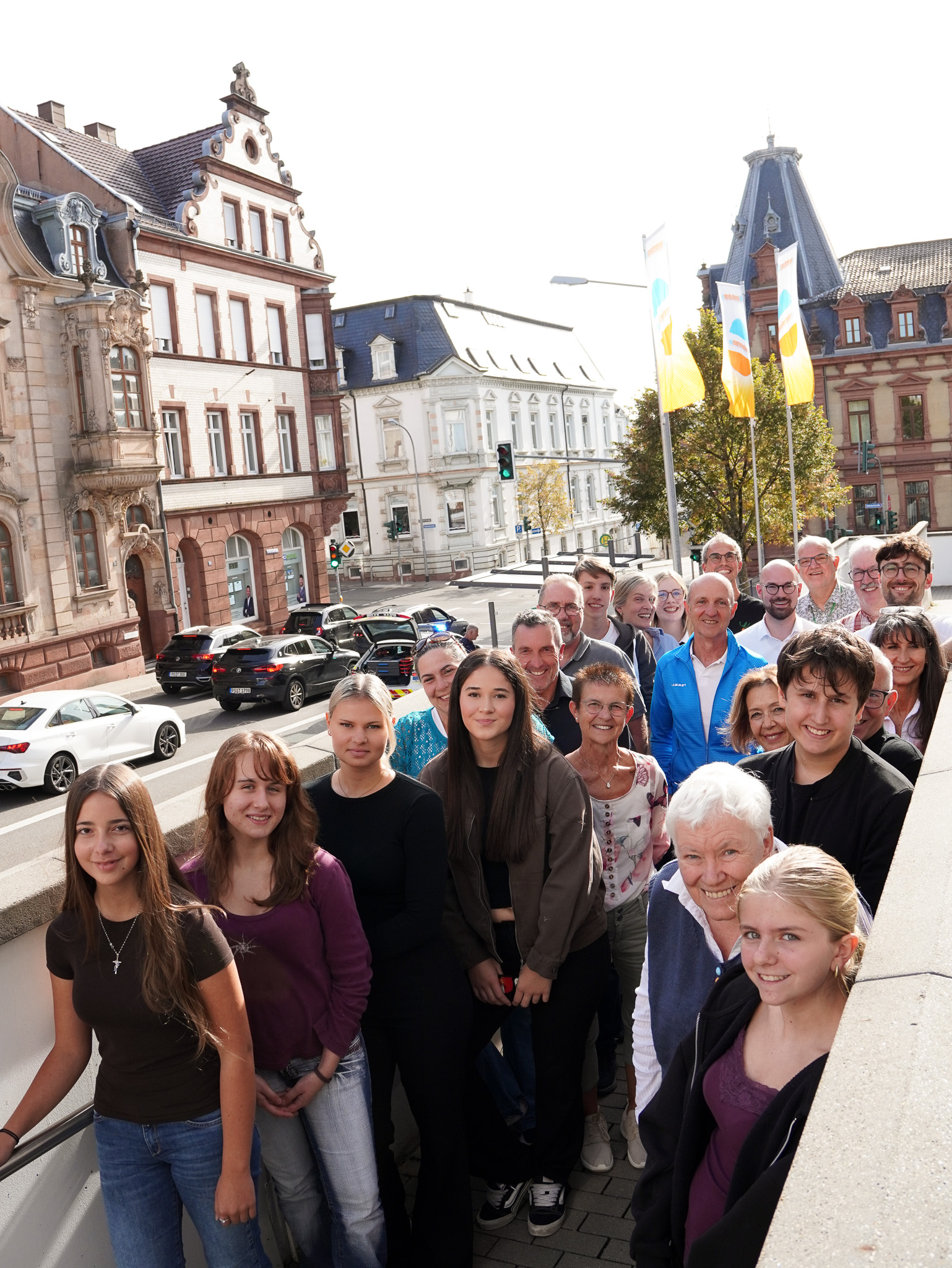 Ausgeloste Teilnehmende, das Team von Hallo Bundestag, Svenja Stadler und das Team vom Freilichtmuseum am Kiekeberg auf einem Gruppenfoto