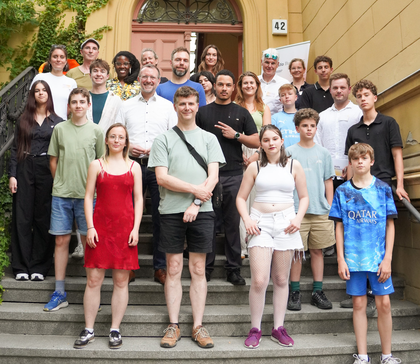 Ausgeloste Teilnehmende, das Team von Hallo Bundestag, Svenja Stadler und das Team vom Freilichtmuseum am Kiekeberg auf einem Gruppenfoto