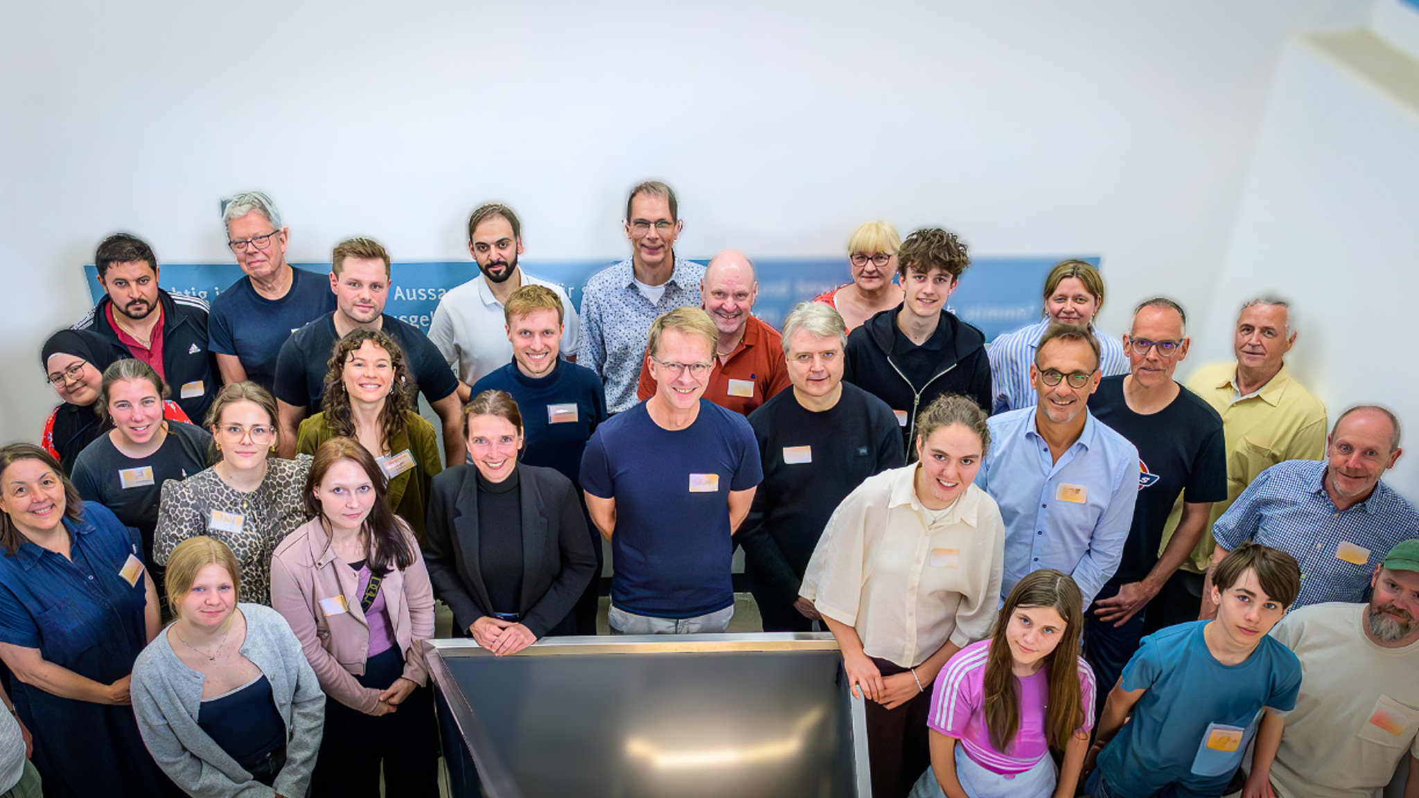 Ausgeloste Teilnehmende, das Team von Hallo Bundestag, Svenja Stadler und das Team vom Freilichtmuseum am Kiekeberg auf einem Gruppenfoto