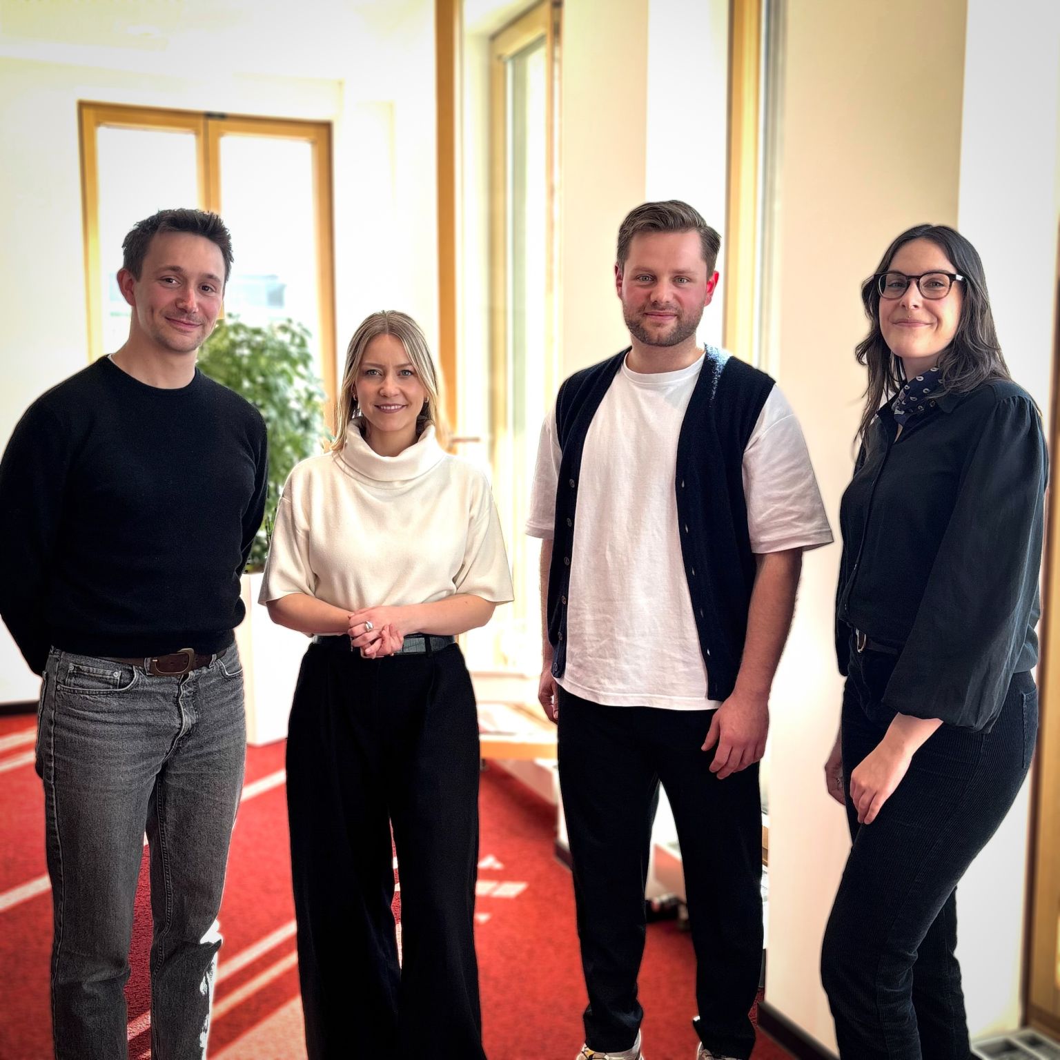  Dr. Sarah Pagung, Jonathan Lehrer und Lisa Salzwedel von der Körber-Stiftung sowie Carl Deichert von Hallo Bundestag