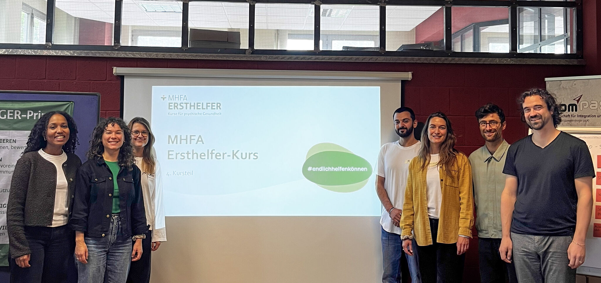 Ausgeloste Teilnehmende, das Team von Hallo Bundestag, Svenja Stadler und das Team vom Freilichtmuseum am Kiekeberg auf einem Gruppenfoto