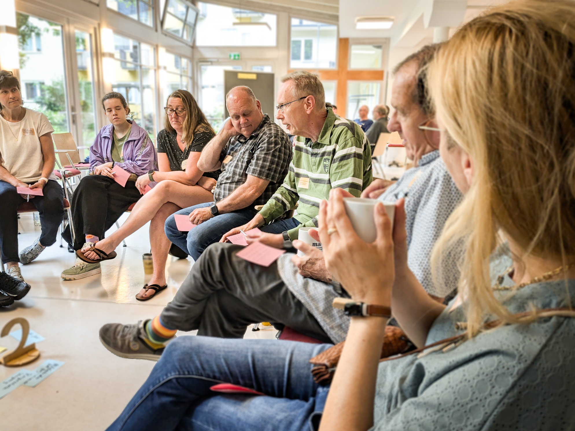 Eine Gruppe von Menschen diskutiert auf einem Wahlkreistag